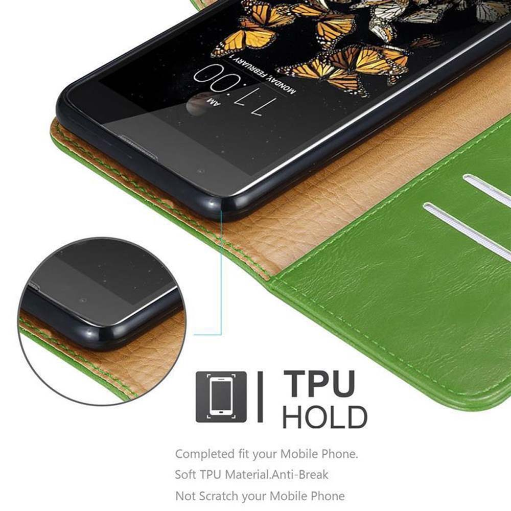 Funda verde para teléfono, abierta, sosteniendo un teléfono. La pantalla muestra mariposas y la hora.