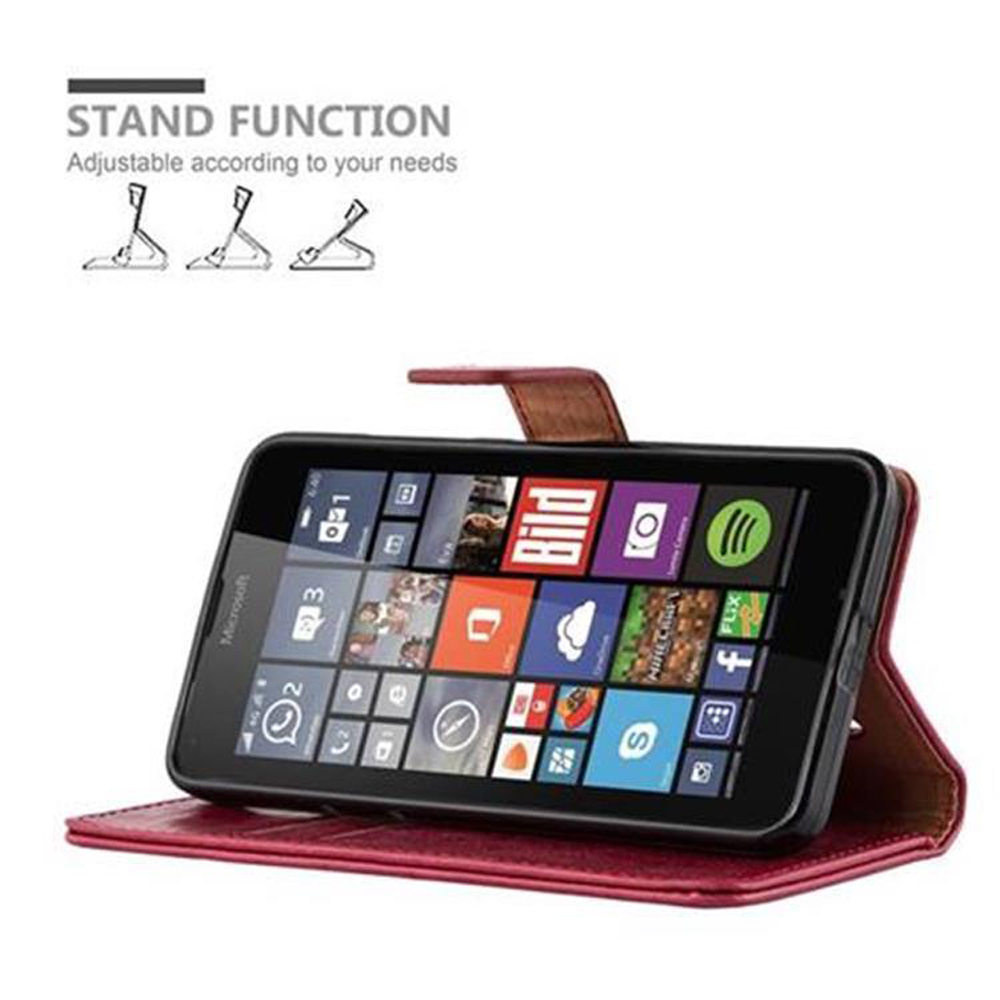 Smartphone nero in custodia rossa, mostra icone app. Testo: Funzione supporto. Regolabile in base alle tue esigenze.