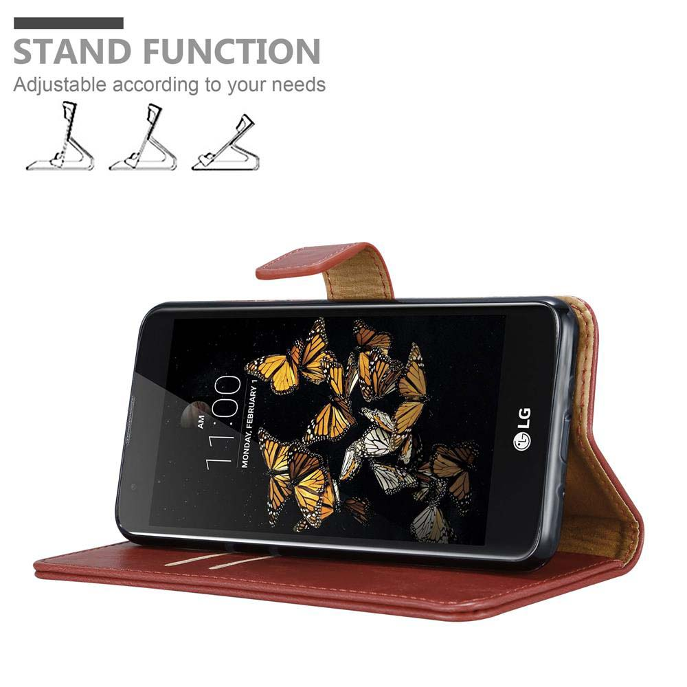 Teléfono en una funda marrón que puede sostenerse. La pantalla muestra mariposas y la hora 11:00.
