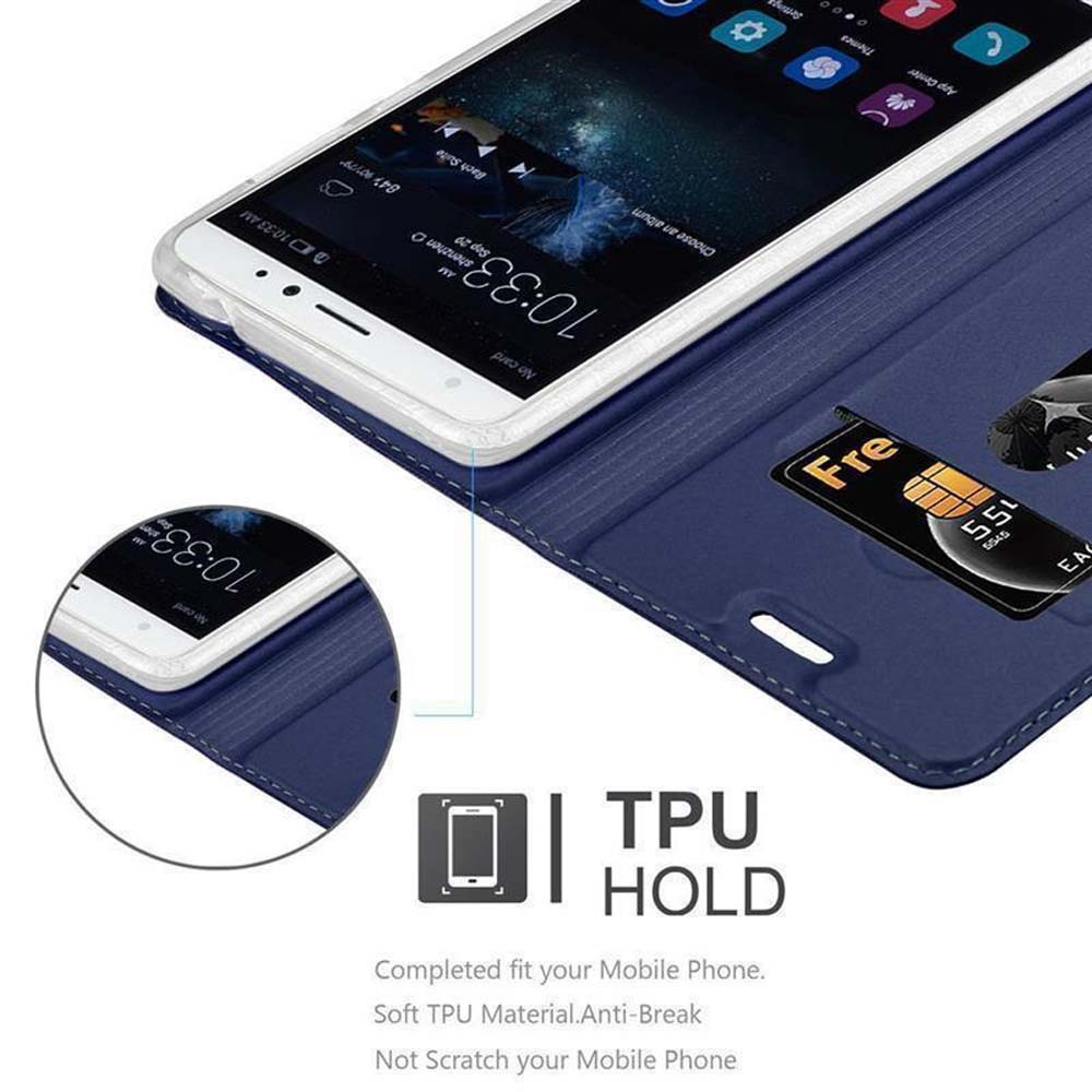 Uno smartphone bianco con schermo che mostra app è in una custodia blu. Una carta di credito è visibile.