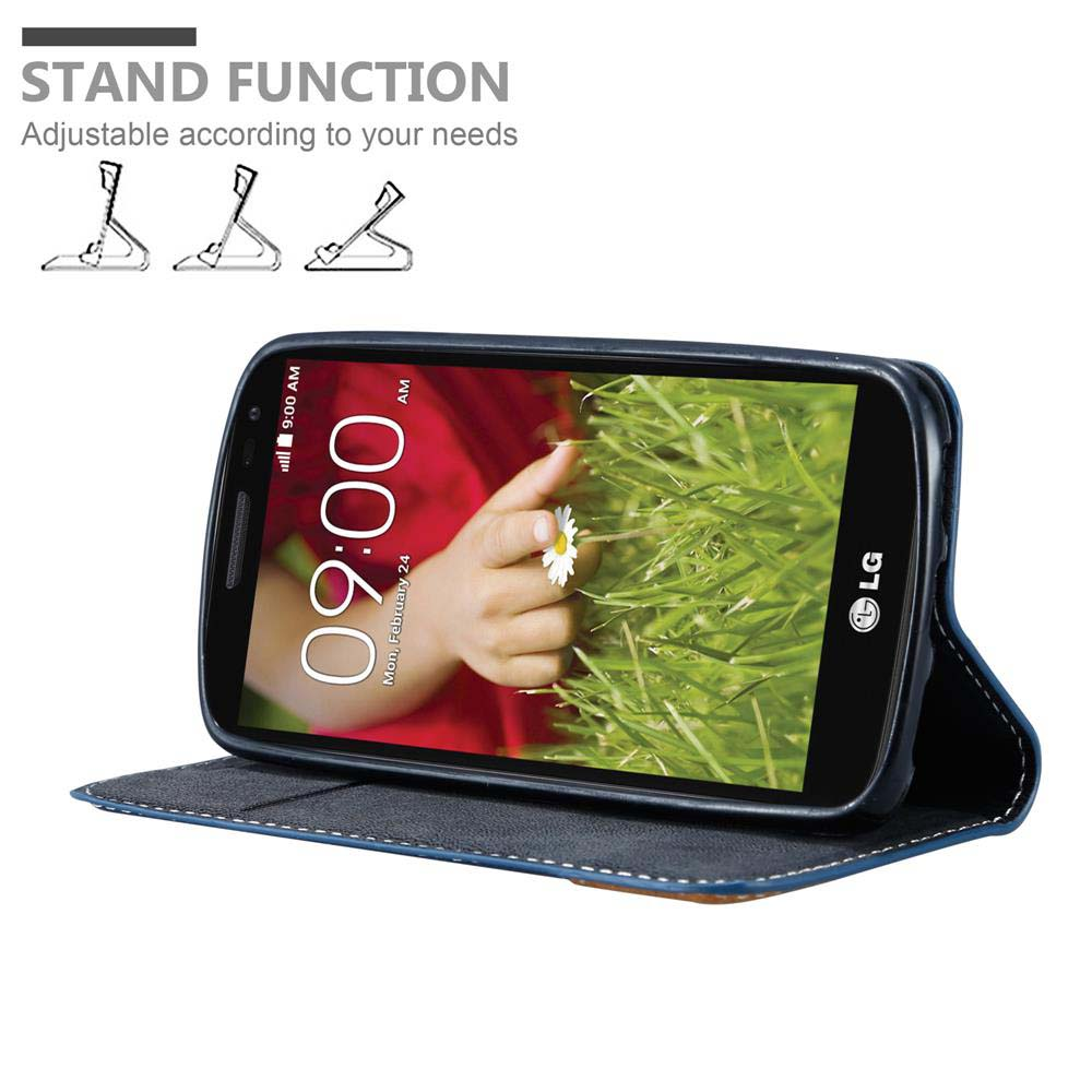 Un telefono che mostra l'ora, in una custodia, tenuto da una mano che tiene un fiore. Custodia blu e sfondo di erba verde.