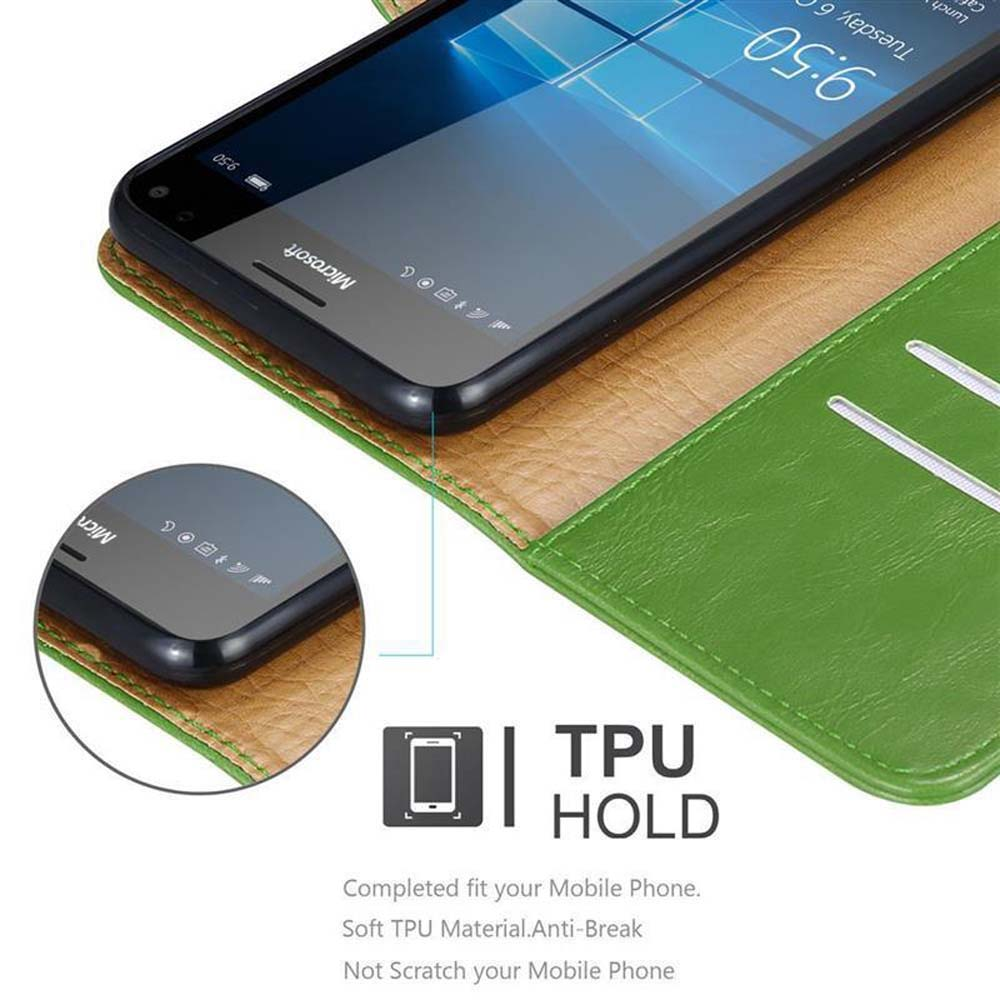 Telefono in custodia verde con schermo che mostra l'ora, testo sulla tenuta TPU e caratteristiche anti-rottura.