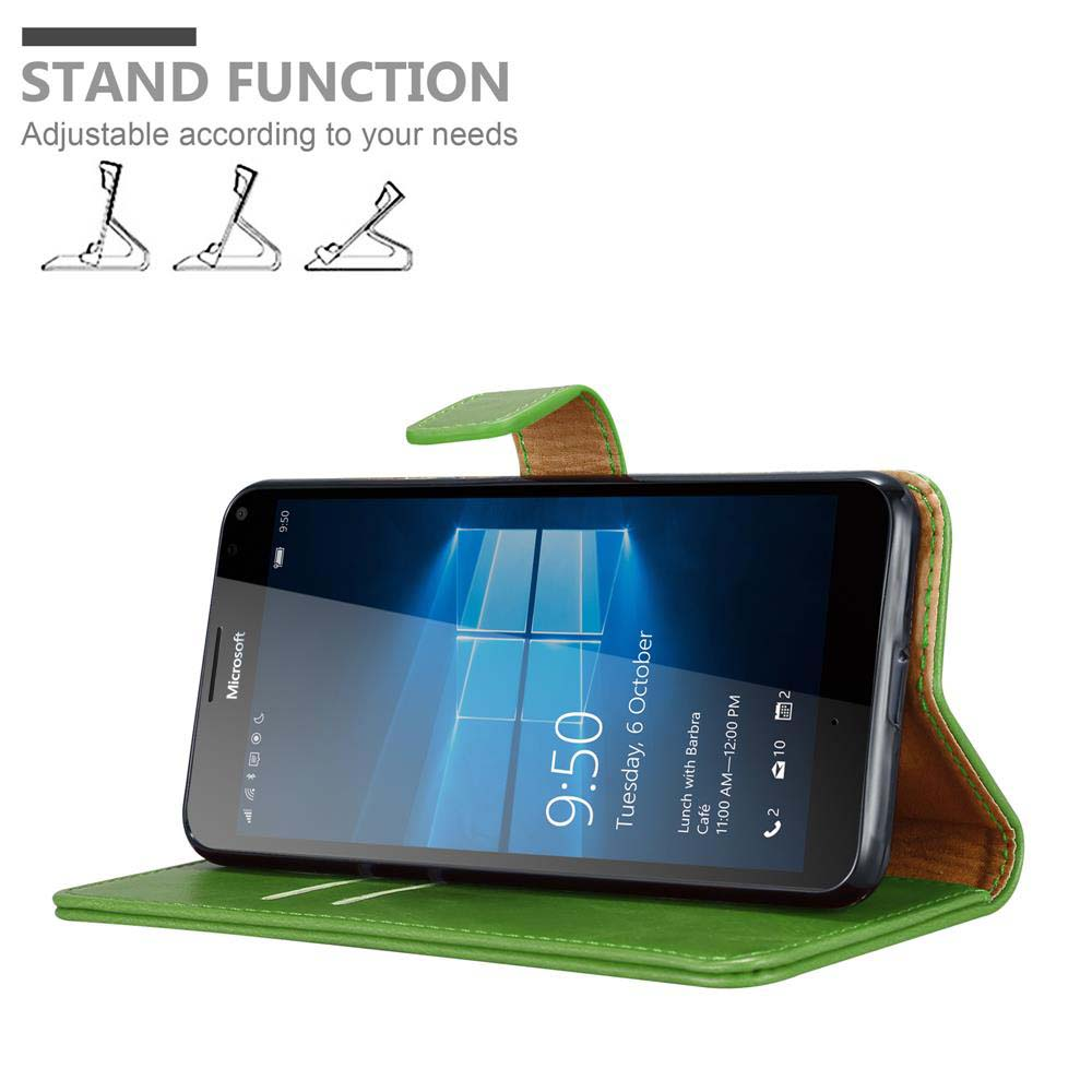 Smartphone appoggiato in una custodia verde. Lo schermo mostra un'interfaccia Windows.
