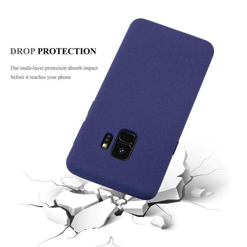 Custodia blu che cade, testo DROP PROTECTION, su superficie rotta.