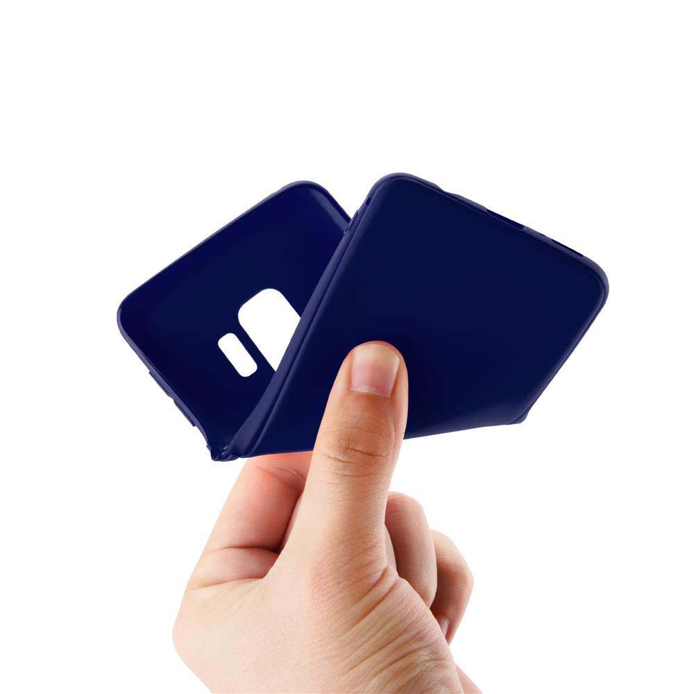 Mano che tiene una custodia blu per telefono, aperta, che mostra l'interno. La custodia è realizzata in un materiale gommoso.