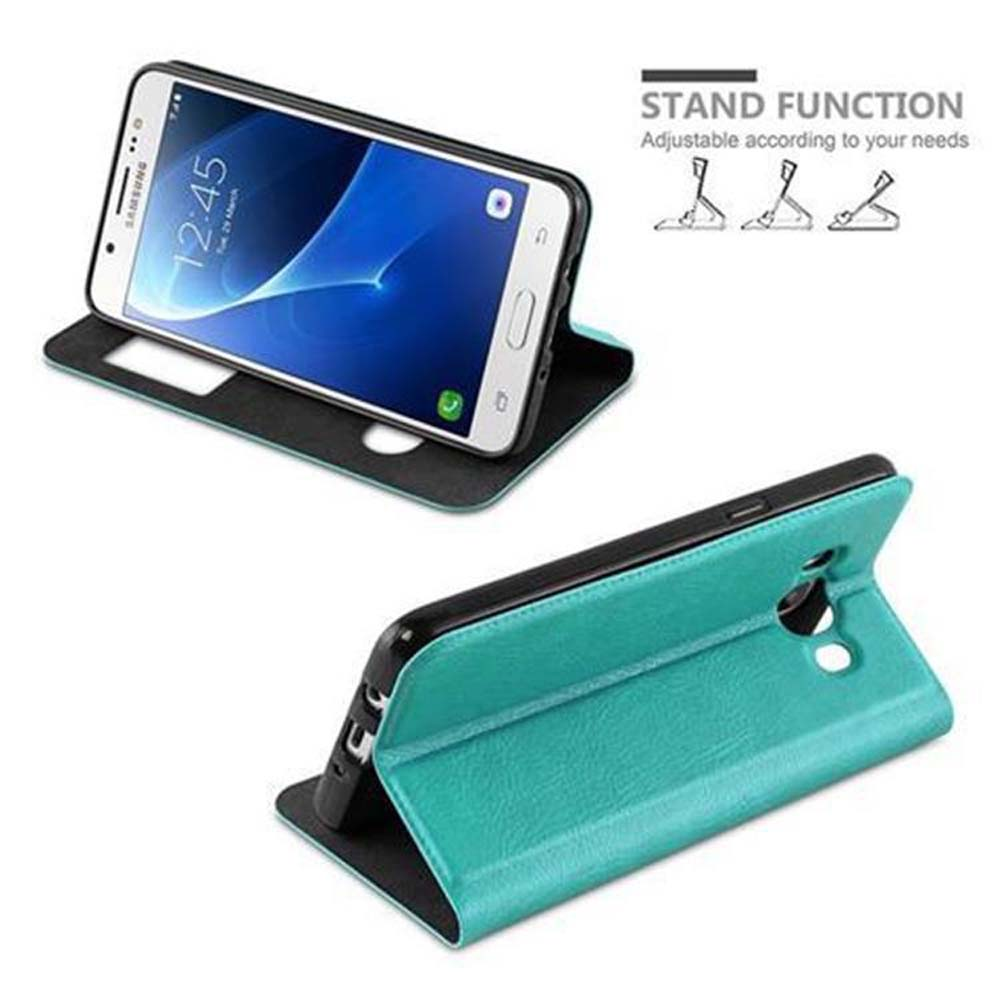 Un telefono in custodia verde acqua, in posizione stand, con icone.