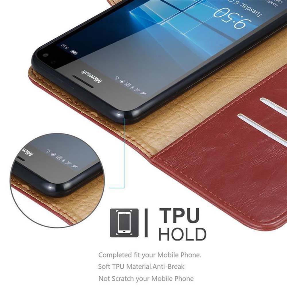 Telefono in custodia marrone con supporto in TPU. Lo schermo mostra l'ora. Testo: TPU HOLD, si adatta al tuo cellulare.