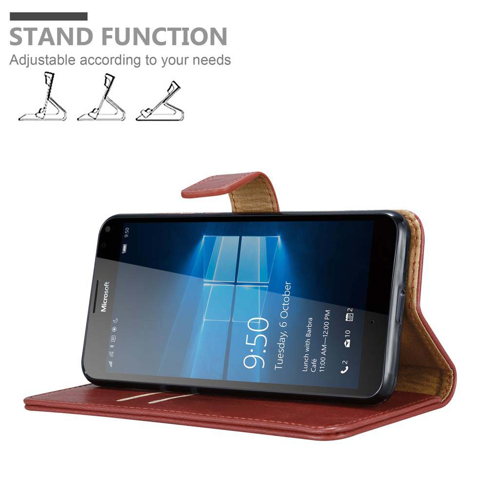 Telefono nella custodia marrone, funzione stand. Testo: regolabile in base alle tue esigenze.