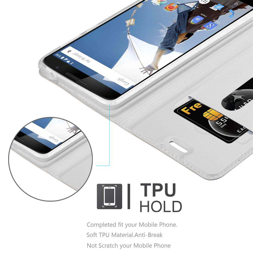 Funda de teléfono blanca abierta. El teléfono muestra los íconos de Google y de la aplicación. Una tarjeta de crédito es visible. Fondo blanco.