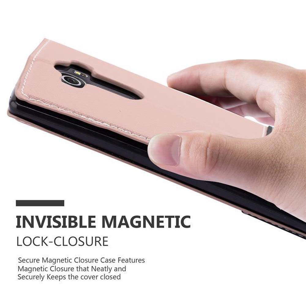Funda de teléfono rosa con teléfono dentro. Mano sosteniendo la funda. Cierre magnético invisible.