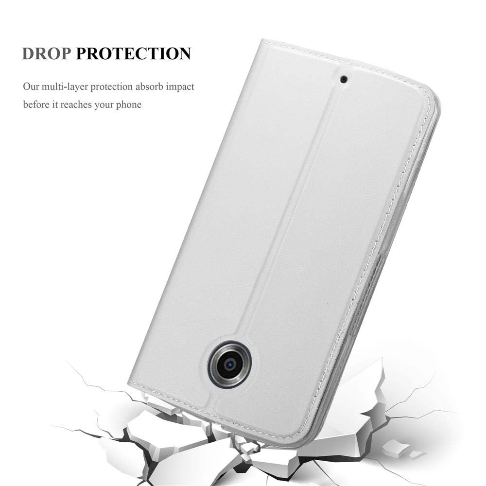 Funda blanca, primer plano, teléfono dentro, grietas en el suelo, protección caída.