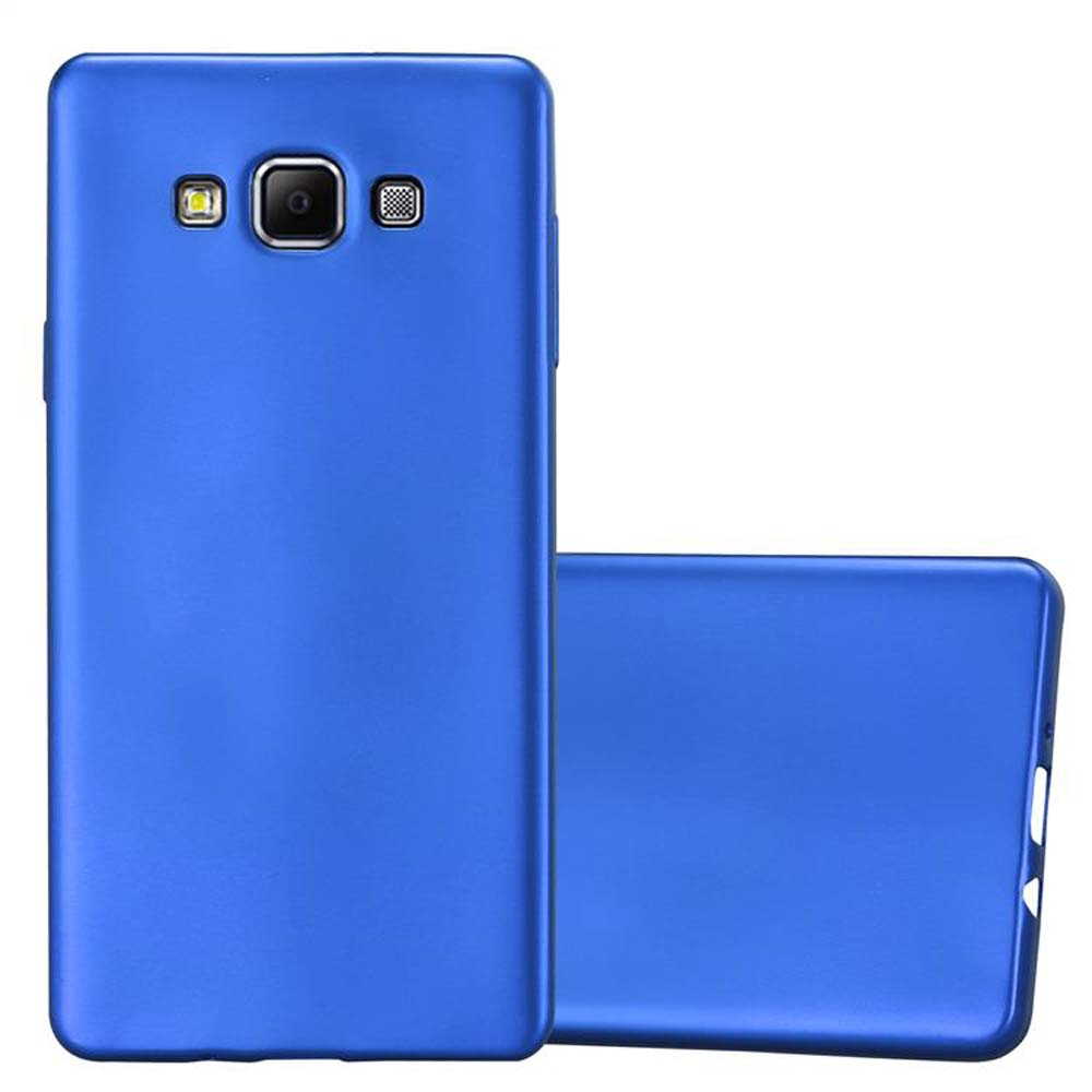 Funda azul para teléfono con teléfono. La funda cubre la parte trasera.