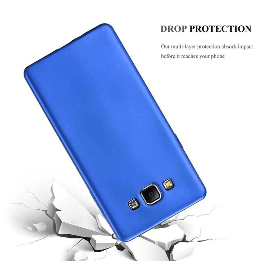 Una funda azul para teléfono cae sobre superficies blancas agrietadas, mostrando protección contra caídas.
