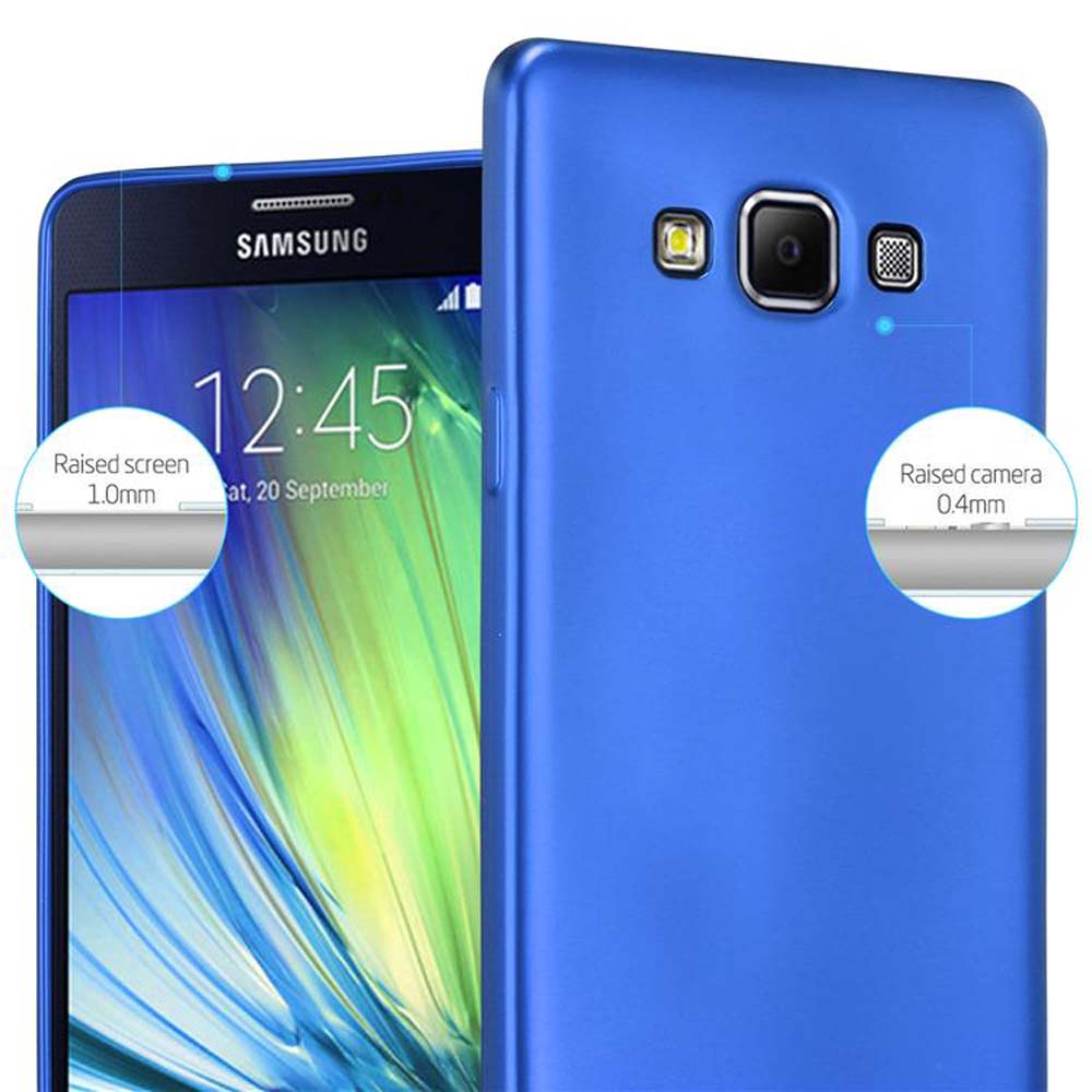 Funda azul con teléfono dentro. El teléfono tiene pantalla y cámara. La funda muestra pantalla y cámara elevadas.