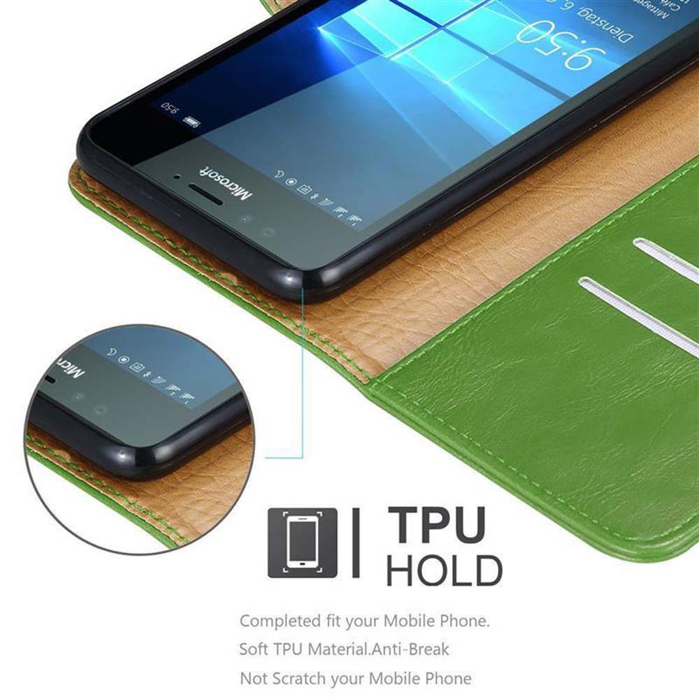 Un telefono in una custodia verde con fessura per schede. Testo: TPU HOLD.