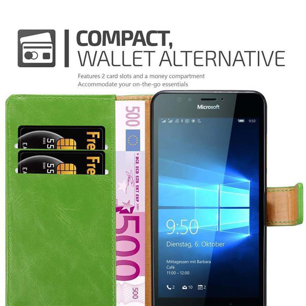 Custodia verde aperta con carte e denaro, e un telefono nero con l'ora.