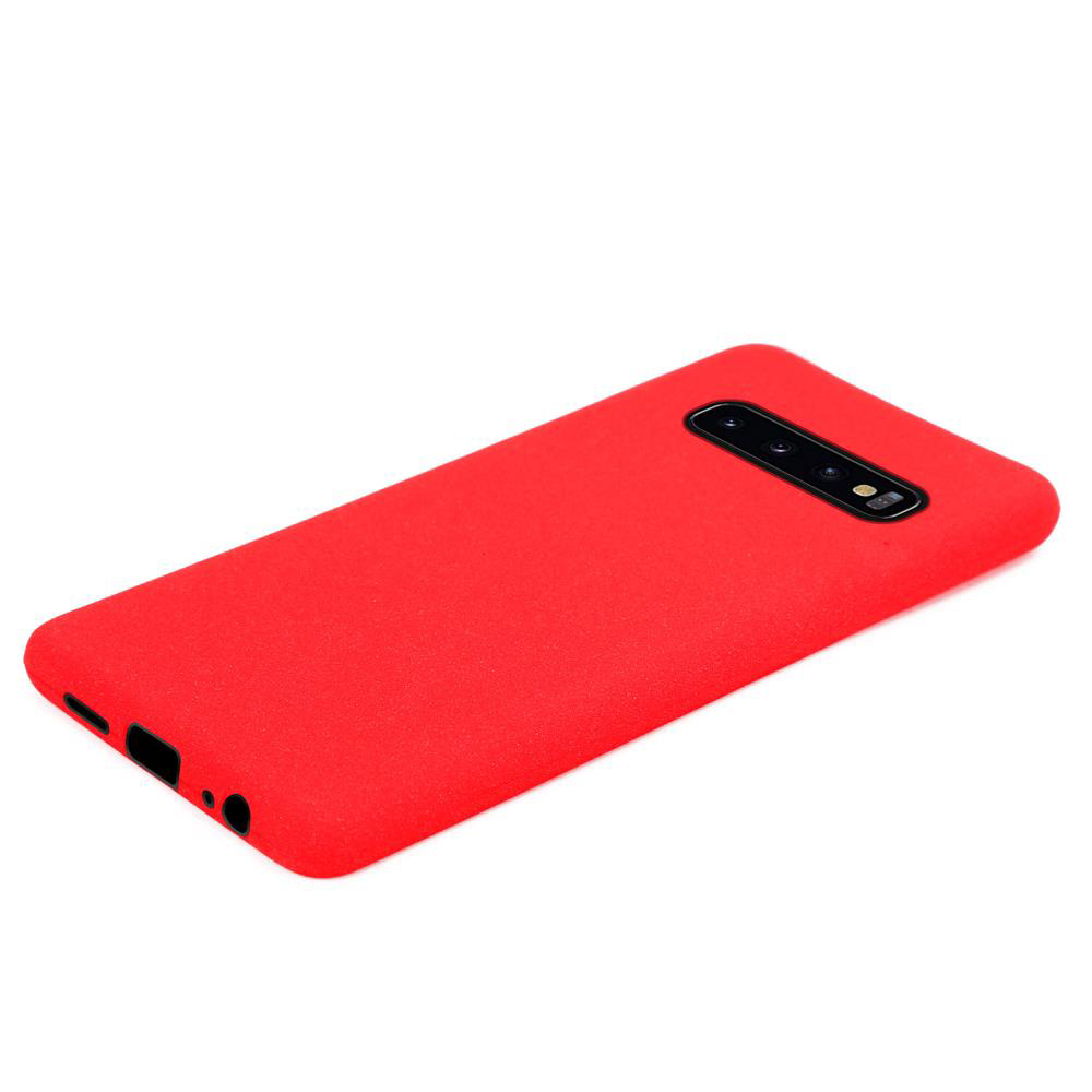 Custodia rossa per telefono, vista angolata. La custodia ha ritagli per la fotocamera e altre funzioni del telefono.