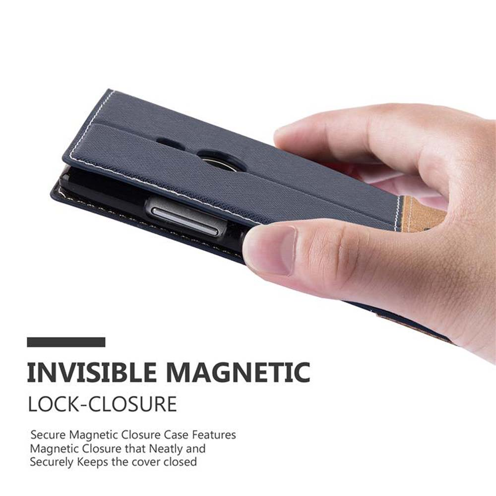 Mano che tiene una custodia per telefono chiusa con chiusura magnetica.