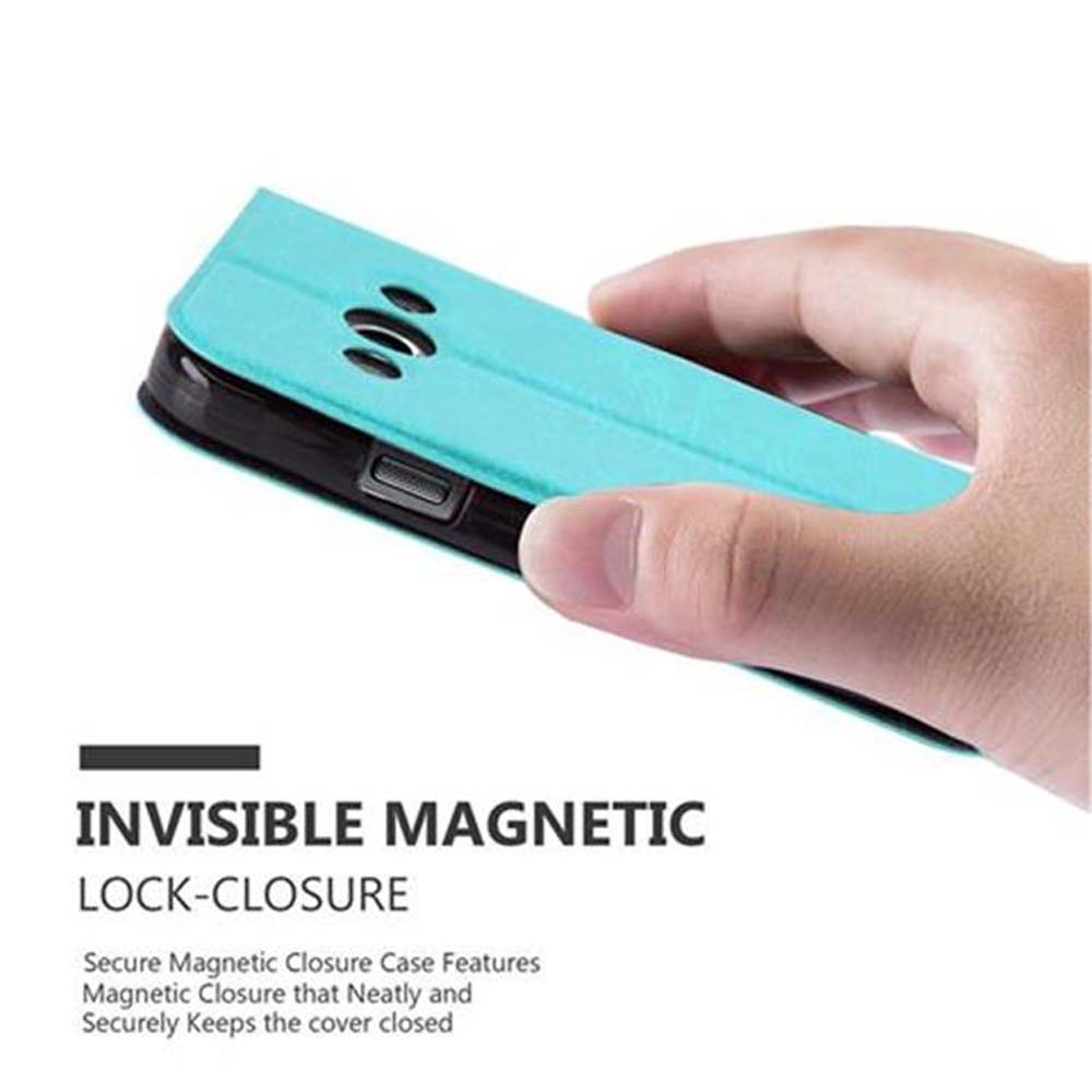 Mano che tiene una custodia blu per telefono. Testo: 'Chiusura a scatto magnetico invisibile'. Custodia aperta.