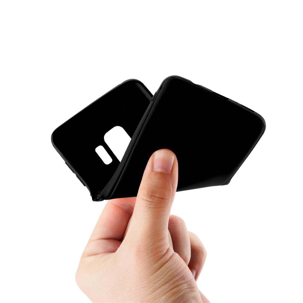 Una mano che tiene una custodia nera per telefono, mostrando un ritaglio per la fotocamera e altri componenti.