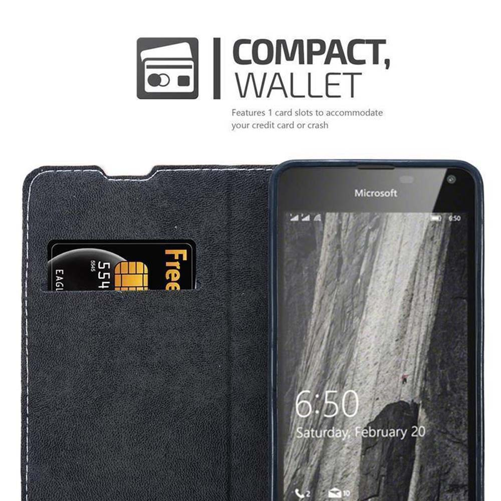 Funda de teléfono negra con teléfono dentro. Etiqueta de cartera compacta arriba.