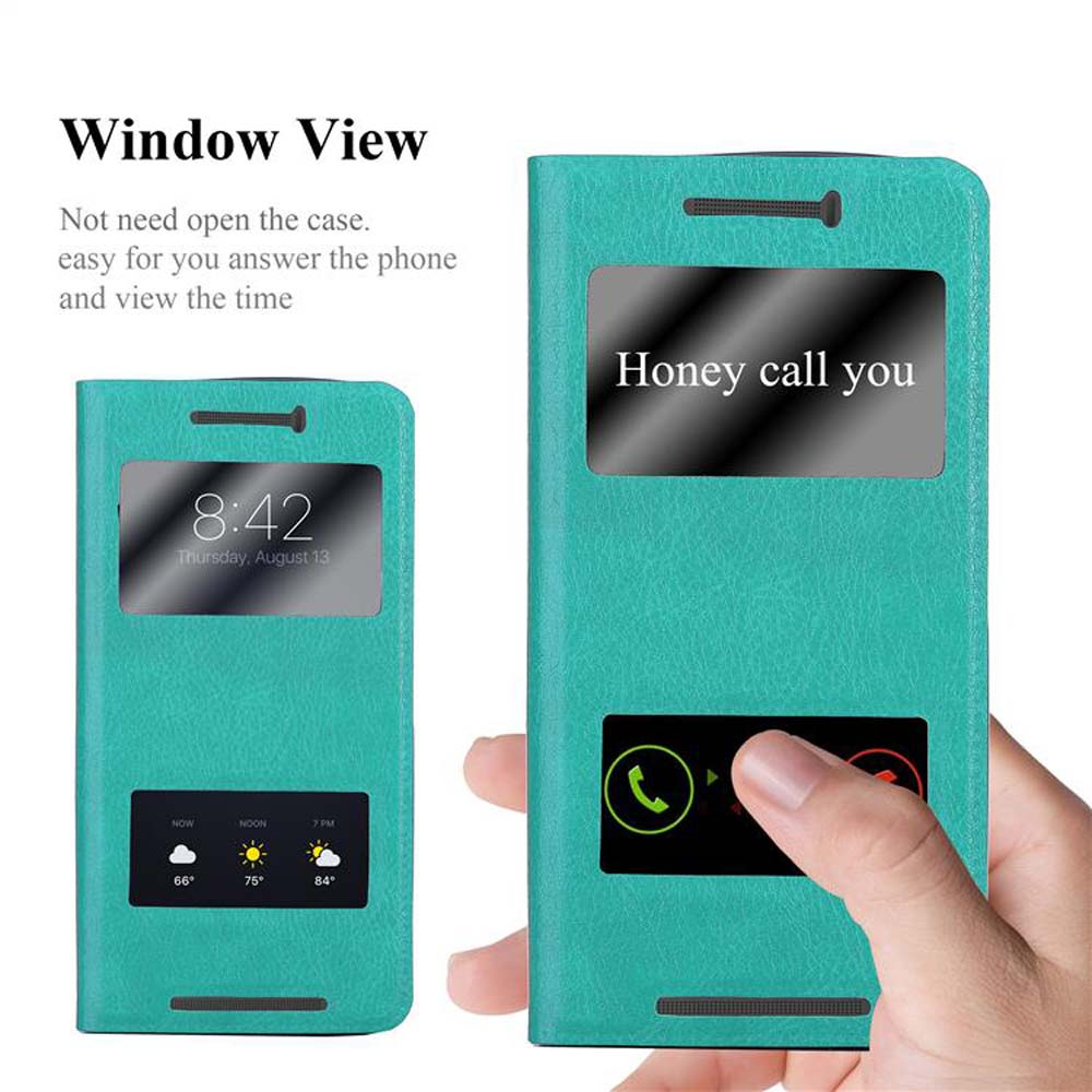 Una funda de teléfono turquesa con una ventana que muestra la hora, y una mano sosteniendo el teléfono.