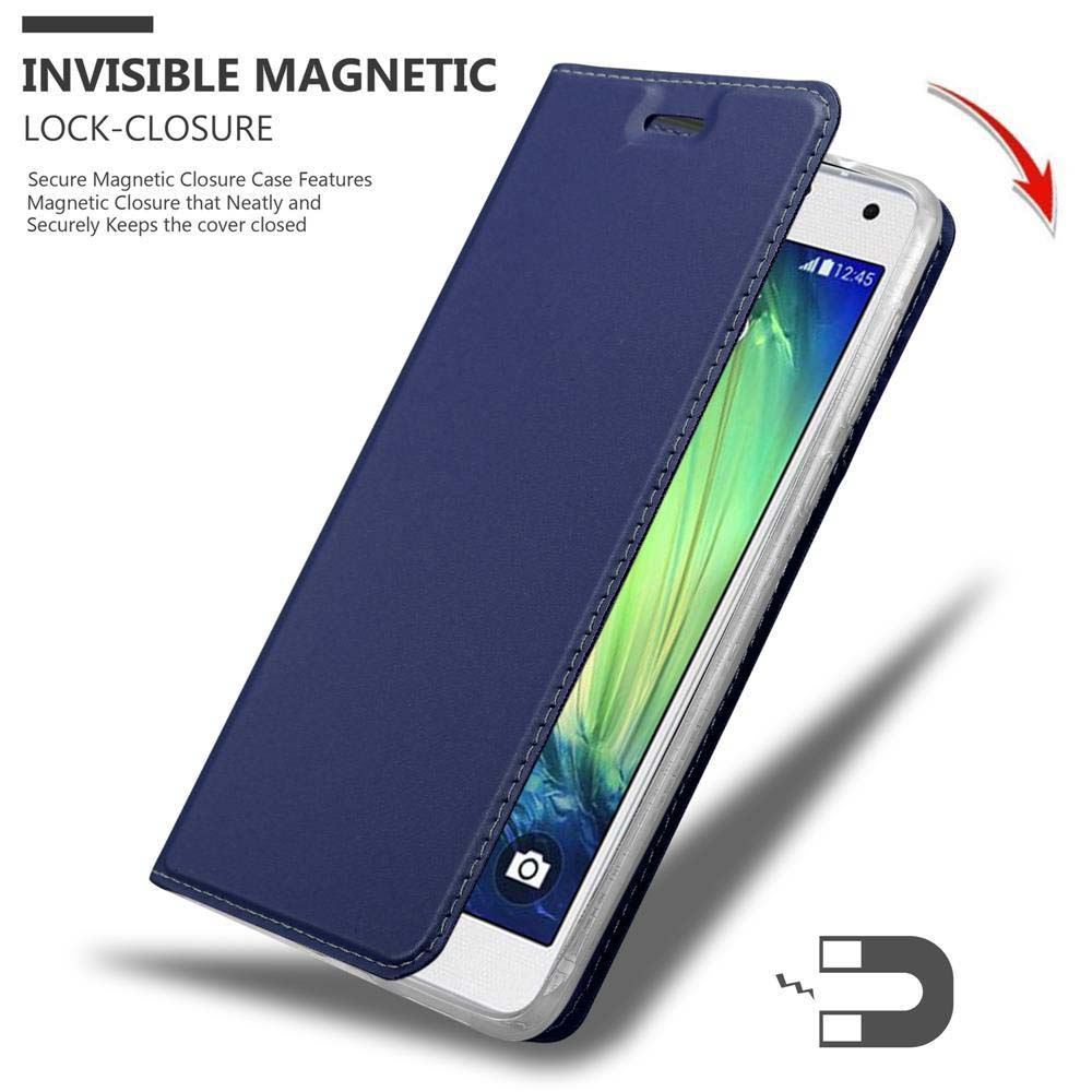 Una custodia blu per telefono è aperta, rivelando un telefono. La custodia ha una chiusura magnetica e un'illustrazione di un magnete a forma di U.