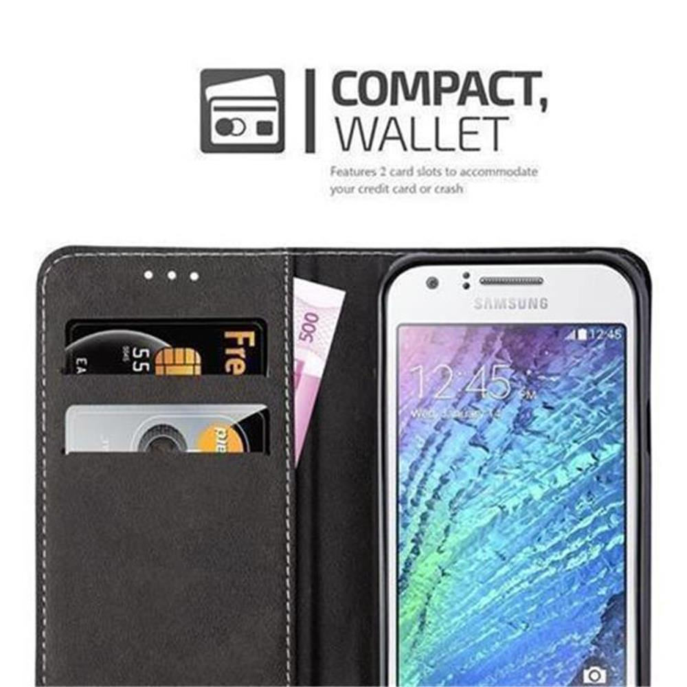 Custodia per telefono aperta, che mostra un telefono e slot per carte di credito con una carta.