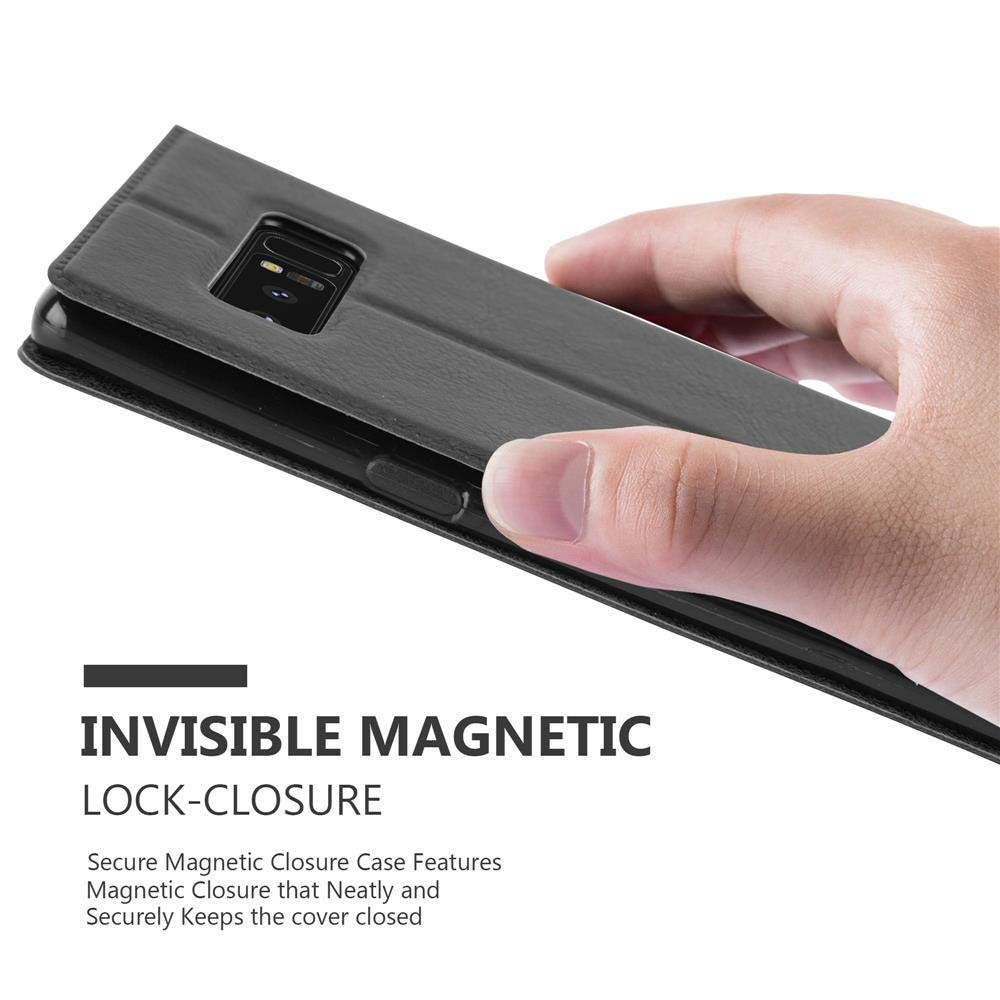 Una mano che tiene un telefono in una custodia. La custodia ha una chiusura magnetica.