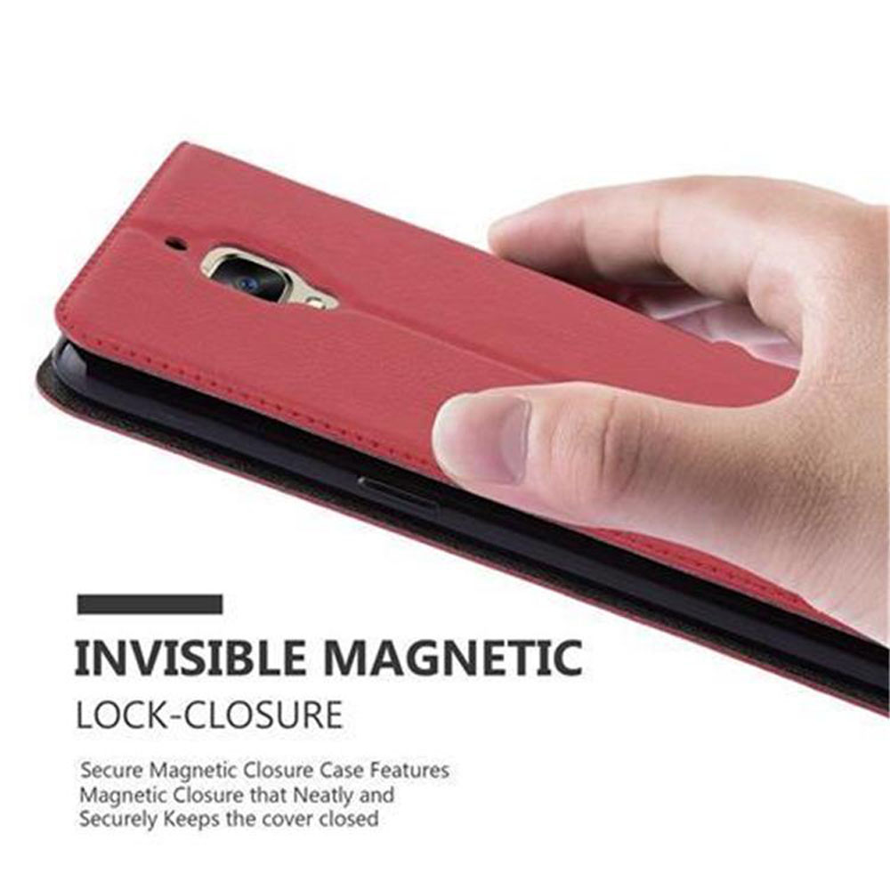 Custodia rossa con telefono all'interno. Viene mostrata la chiusura magnetica. Una mano tiene la custodia.