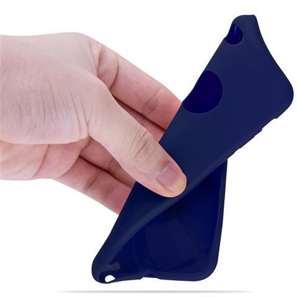Eine Hand, die eine dunkelblaue Handyhülle hält und ihre Flexibilität zeigt, vor weißem Hintergrund.