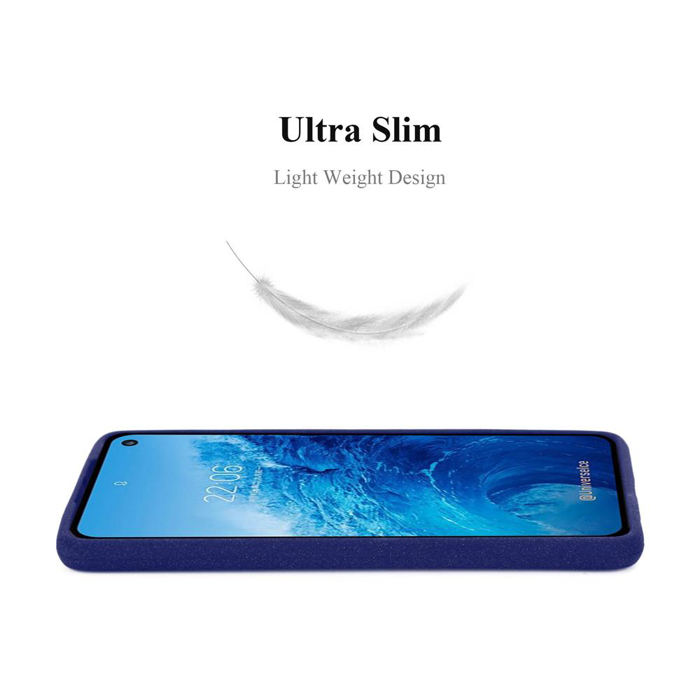 Custodia blu per telefono con il telefono all'interno. La custodia è ultrasottile e leggera. Sfondo bianco con una piuma.