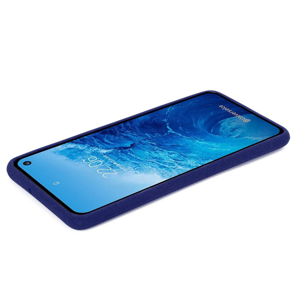 Telefono in custodia blu, angolato, schermo che mostra un'onda d'acqua. Testo: @univercellce.