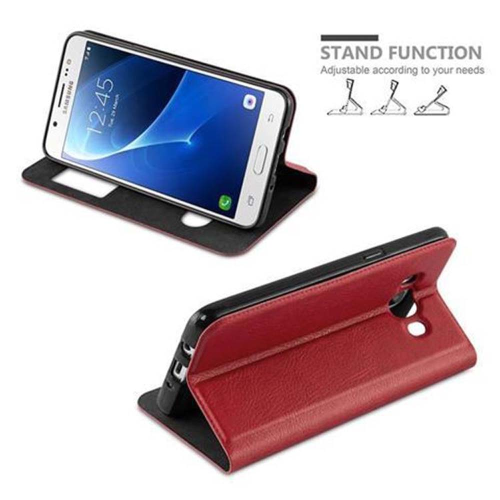 Custodia per telefono rossa con telefono all'interno. Il telefono è in funzione stand. Sfondo bianco.