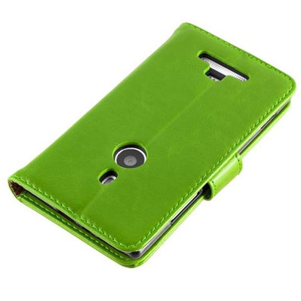 Custodia verde per telefono, ritaglio per fotocamera e flash, con una vista angolata.