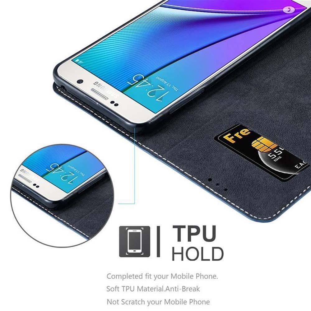 Telefono nella custodia. La custodia è blu scuro e ha uno slot per schede. Lo schermo mostra l'ora e il marchio.