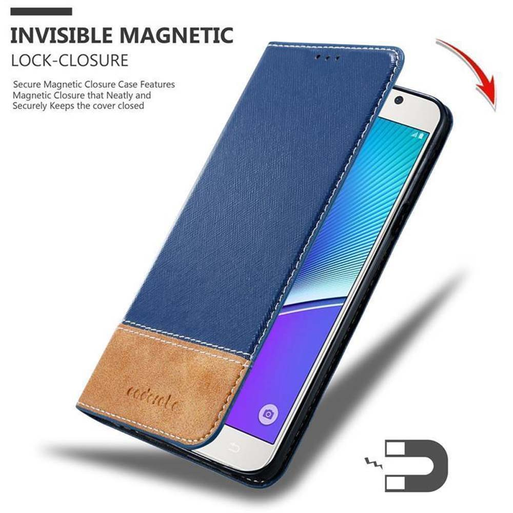 Custodia blu per telefono, aperta, con telefono, magnete e toppa marrone.