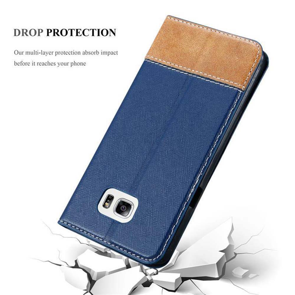 Custodia per telefono con esterno blu e interno marrone. È su una superficie incrinata. Sfondo bianco.