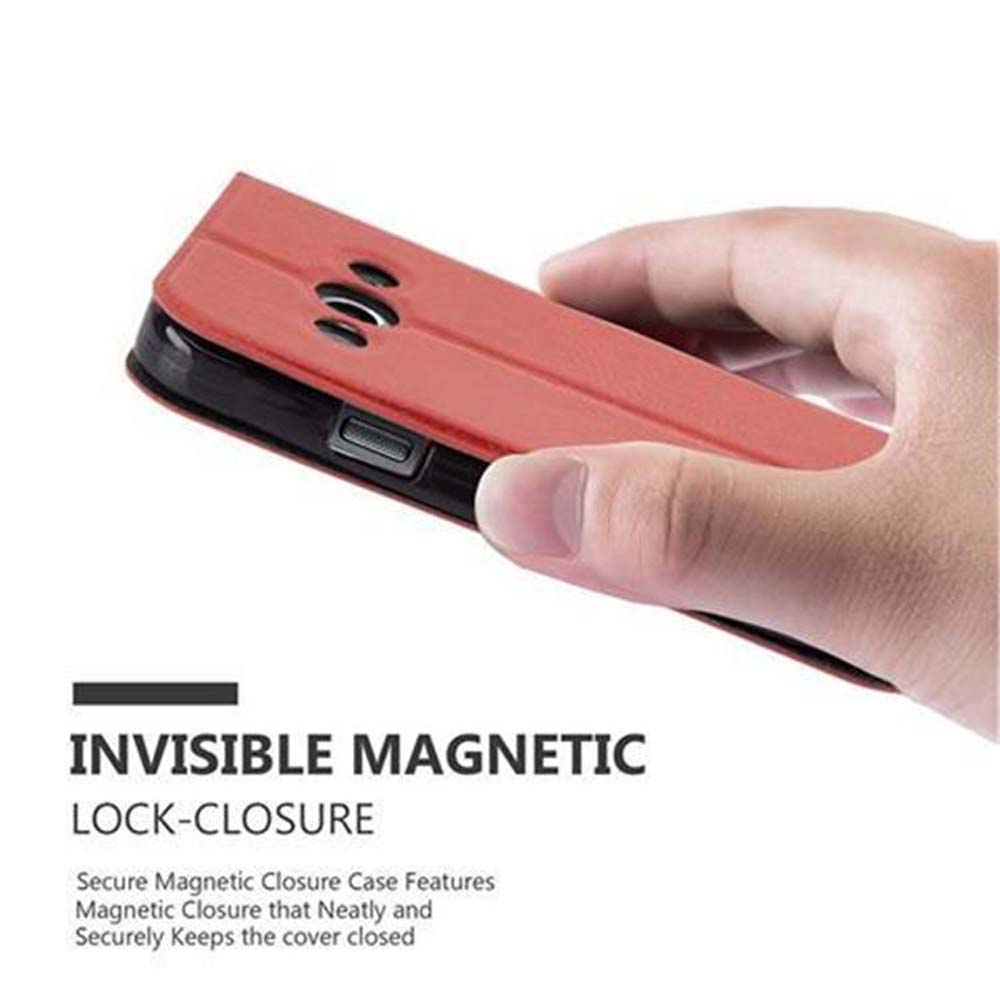 Mano che tiene una custodia rossa con un telefono dentro. Il testo dice 'Invisible Magnetic Lock-Closure'.