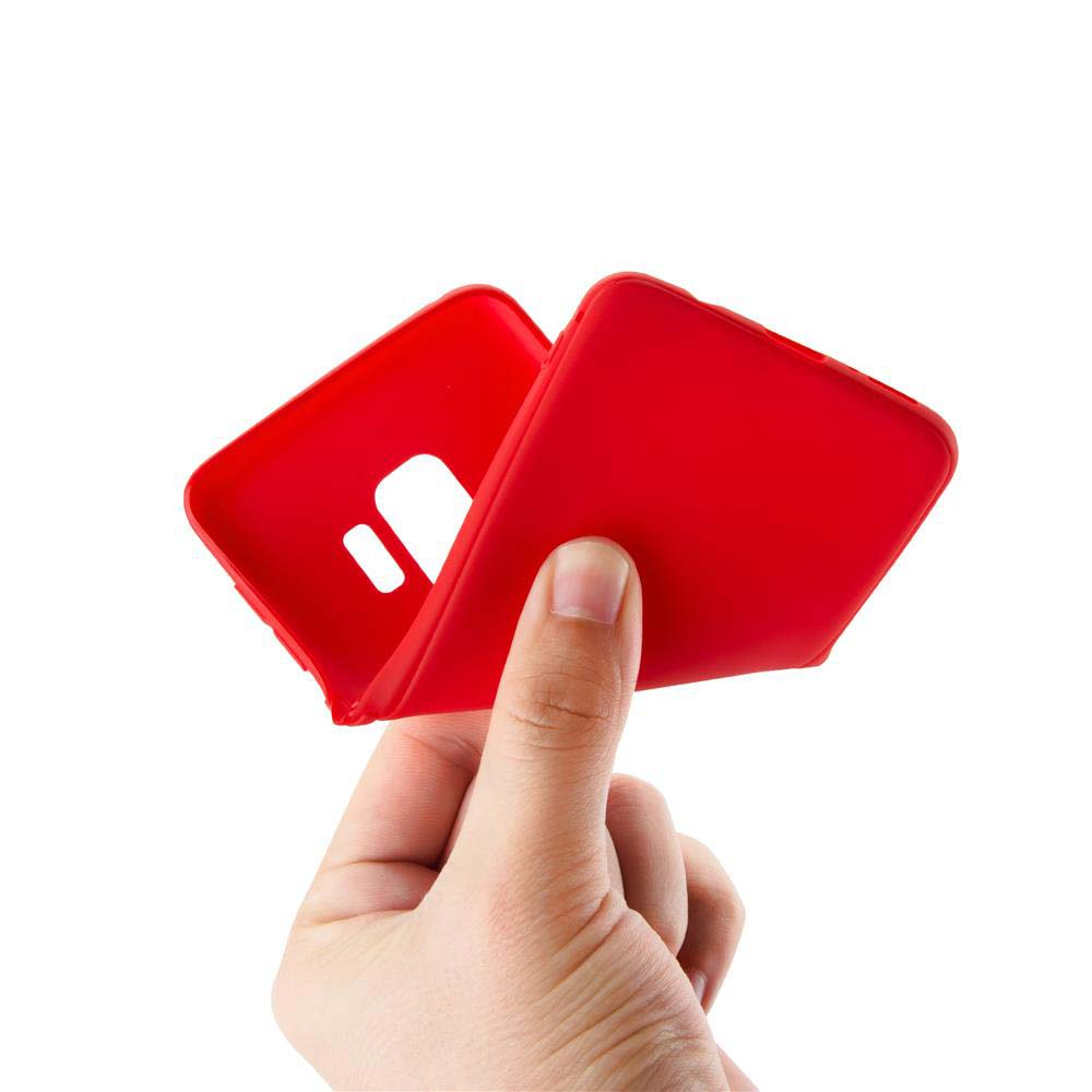 Mano che tiene due custodie rosse per telefono. Una è aperta, rivelando un interno bianco.