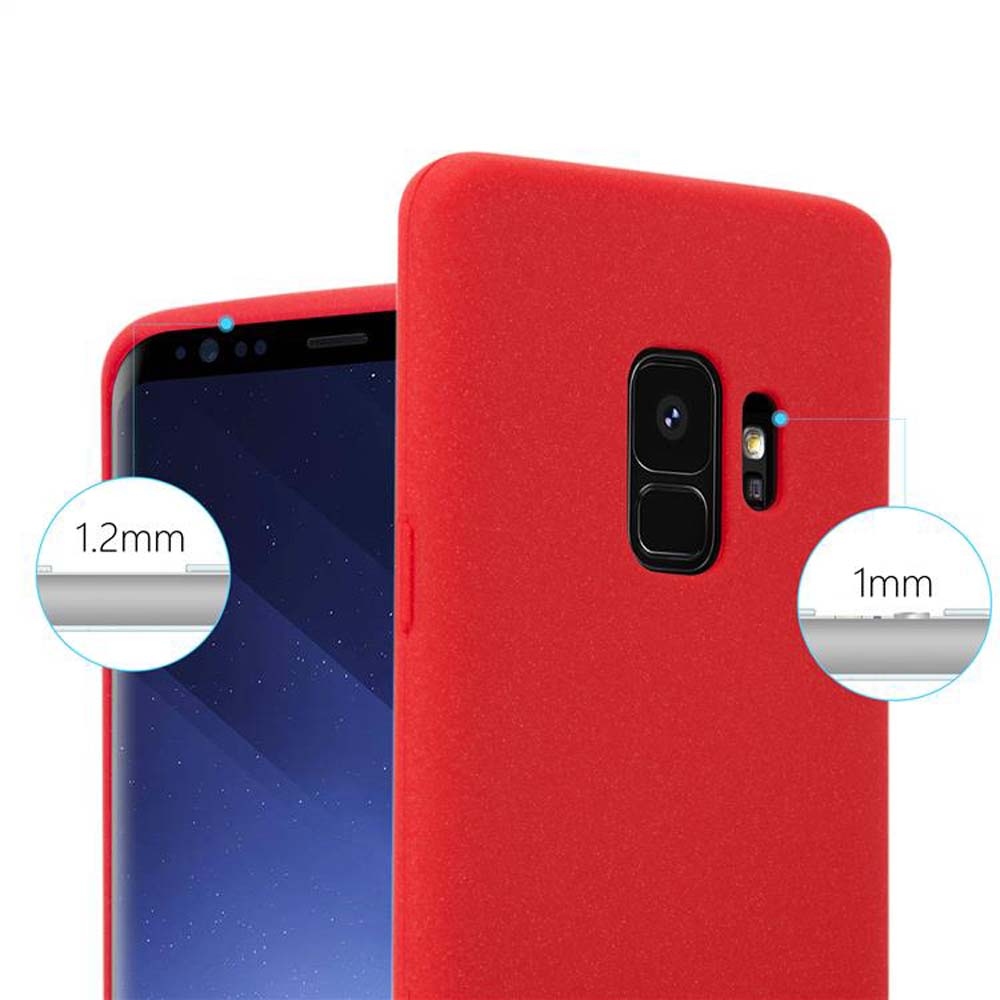 Custodia per telefono rossa su un tavolo. La custodia è molto sottile. La fotocamera e i pulsanti sono visibili.