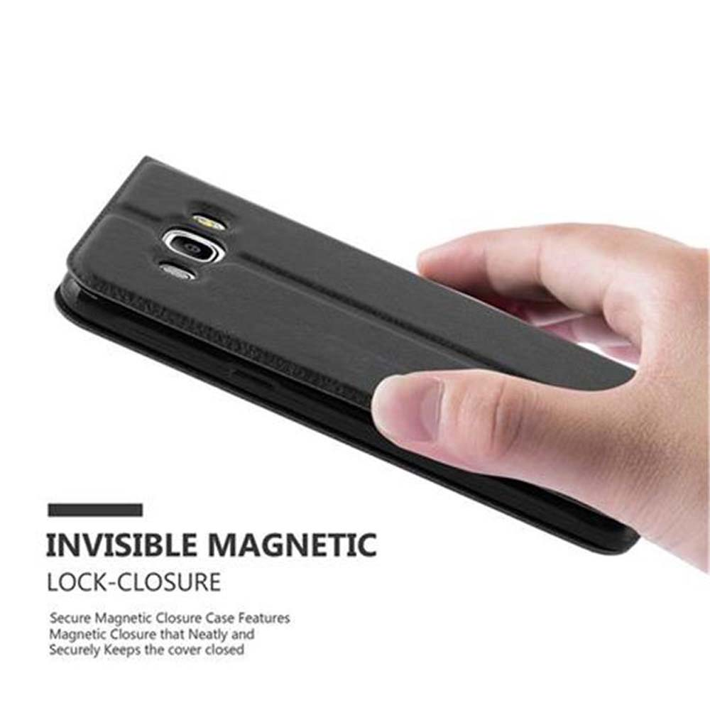 Custodia nera, chiusa, tenuta da una mano. Testo: Chiusura magnetica invisibile.