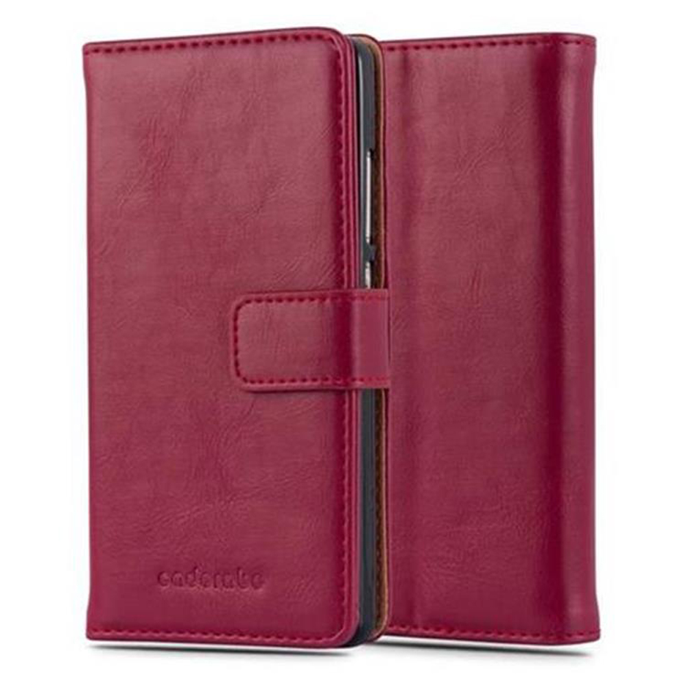 Una funda roja para teléfono cerrada a la izquierda y abierta a la derecha con un teléfono dentro.