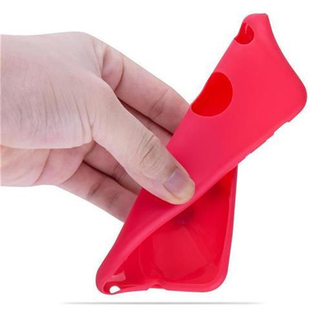Hand hält eine rote Handyhülle. Die Hülle ist flexibel und offen.