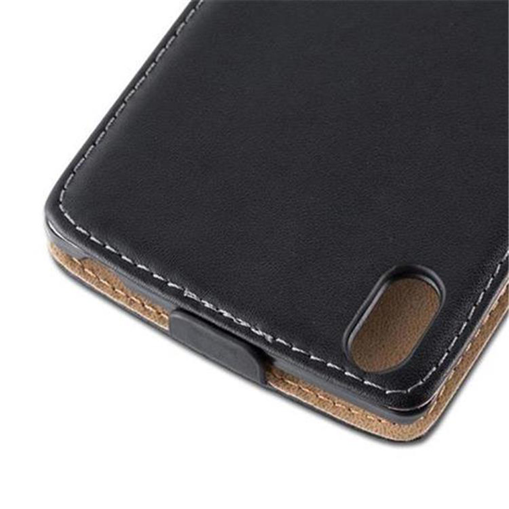 Un primer plano de una funda de teléfono negra. La funda es marrón alrededor de los bordes y tiene costuras blancas.