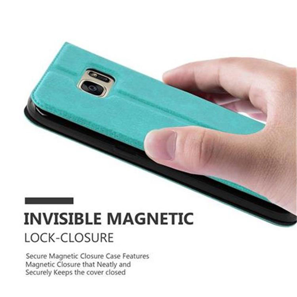 Mano che tiene una custodia verde acqua per telefono. La custodia è chiusa con una chiusura magnetica invisibile.