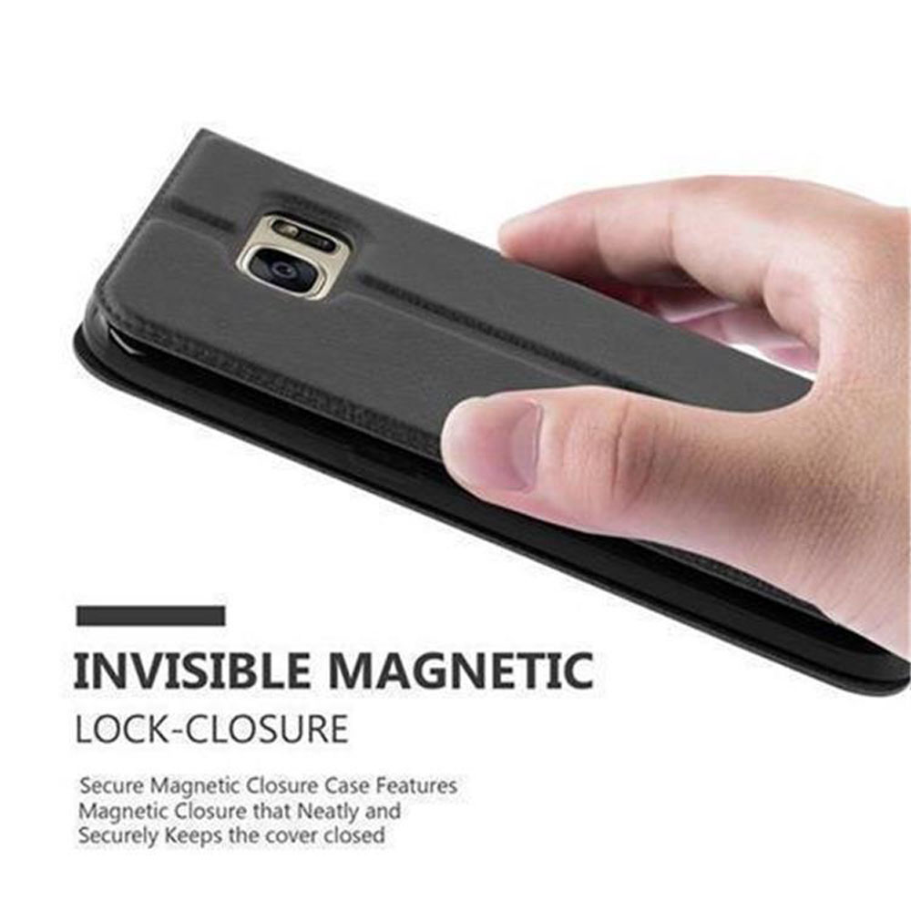 Un telefono nero in una custodia chiusa. Testo: CHIUSURA MAGNETICA INVISIBILE.