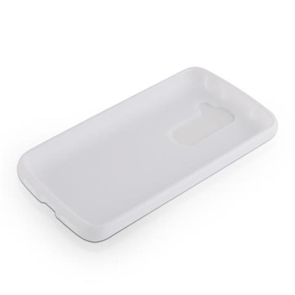 Custodia bianca per telefono, vuota, angolata. La custodia ha un design semplice e liscio.