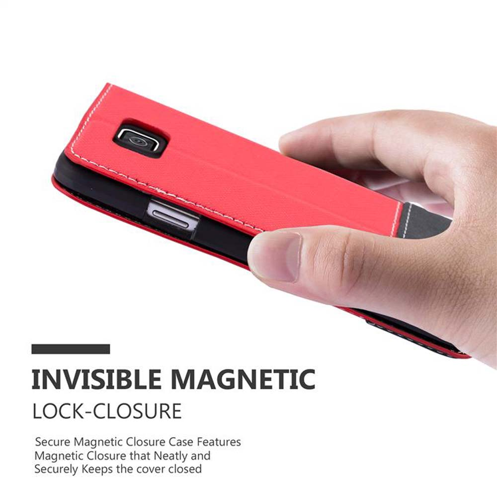 Un telefono in una custodia rossa viene chiuso. Testo: CHIUSURA MAGNETICA INVISIBILE.