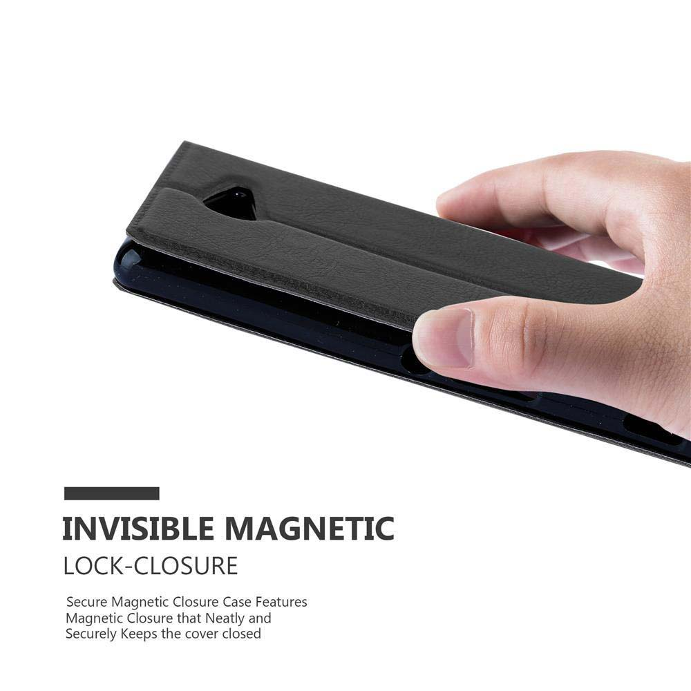Una mano sosteniendo una funda de teléfono negra con el texto 'INVISIBLE MAGNETIC LOCK-CLOSURE' debajo.